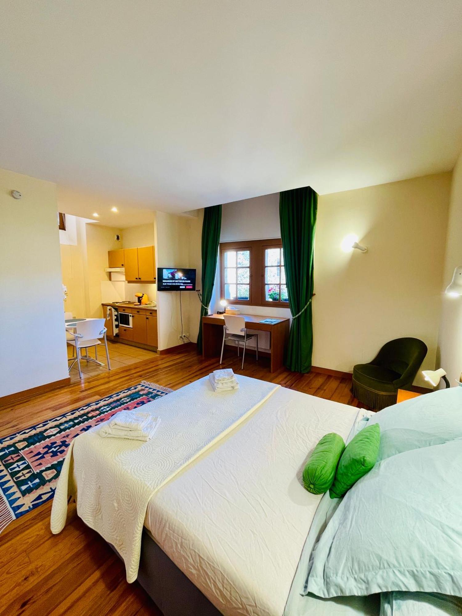 - Au Vieux Palais Aparthotel *