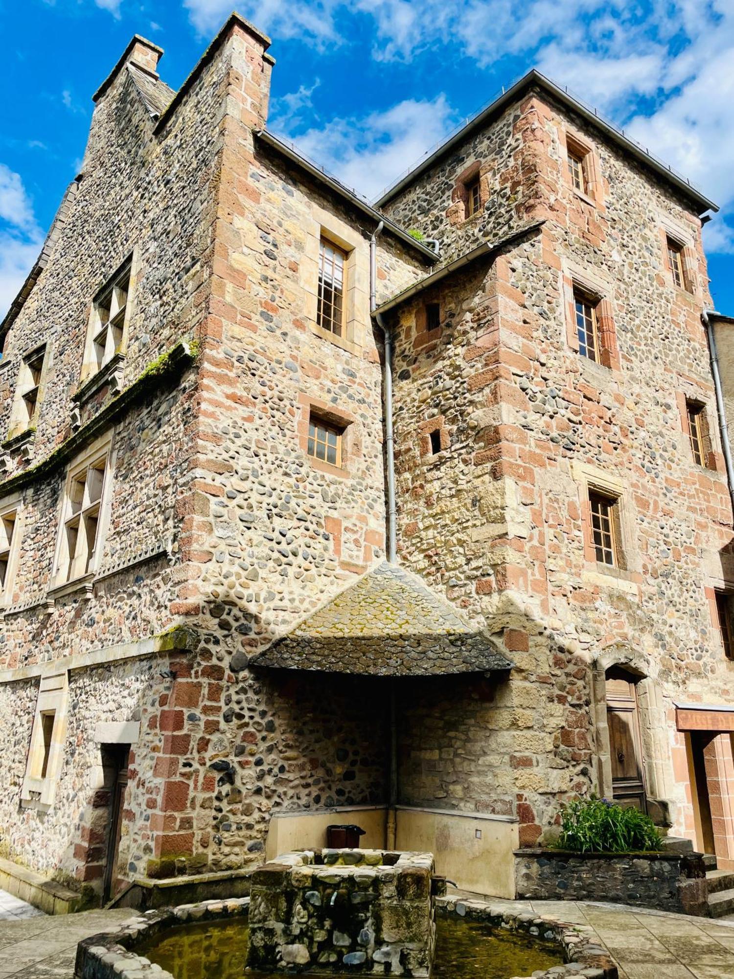 - Au Vieux Palais *